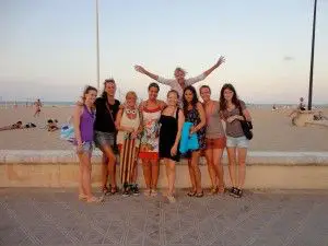 Cursos para grupos 2 students after the lessons at an activity of our school at the beach