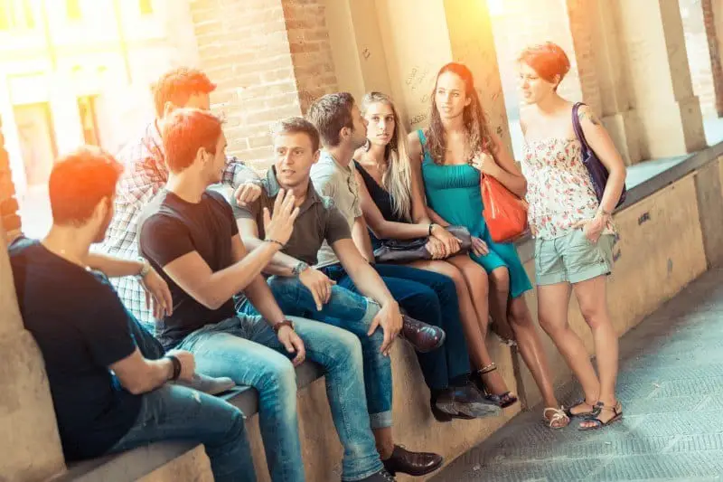 Cursos para grupos 4 students talking together
